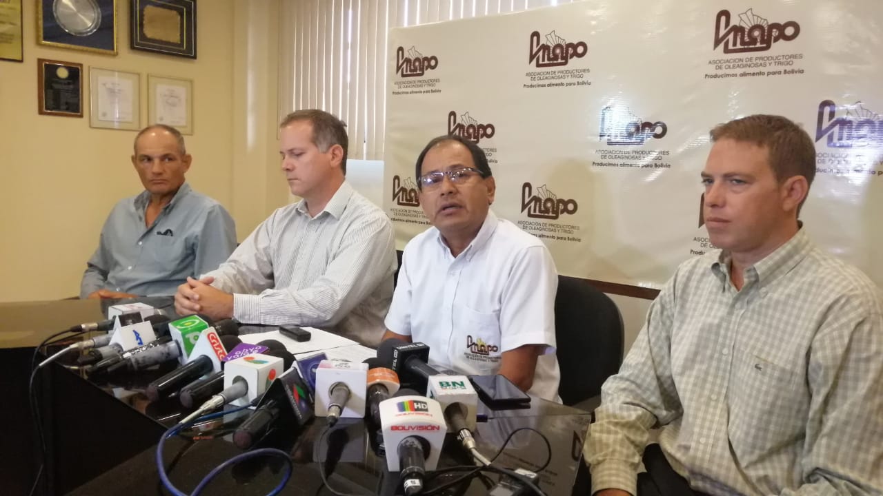 Productores de Santa Cruz presentaron al Ministerio de Medio Ambiente y Agua muestras de la semilla de soya resistente a la sequía