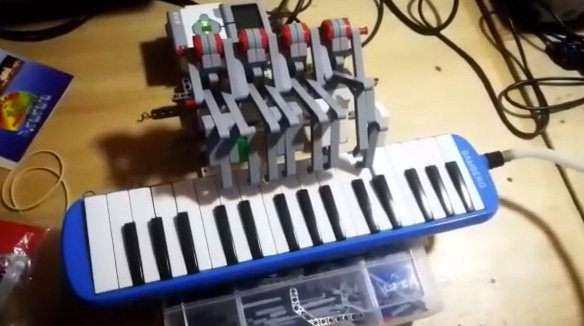 Niño boliviano construyó un robot pianista e irá a la NASA