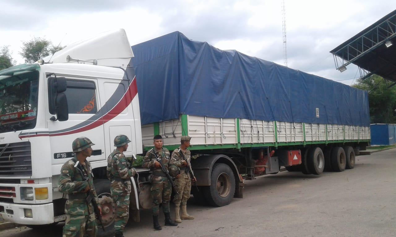 Aduana comisa tráiler con cigarrillos de contrabando en Abapó-Santa Cruz