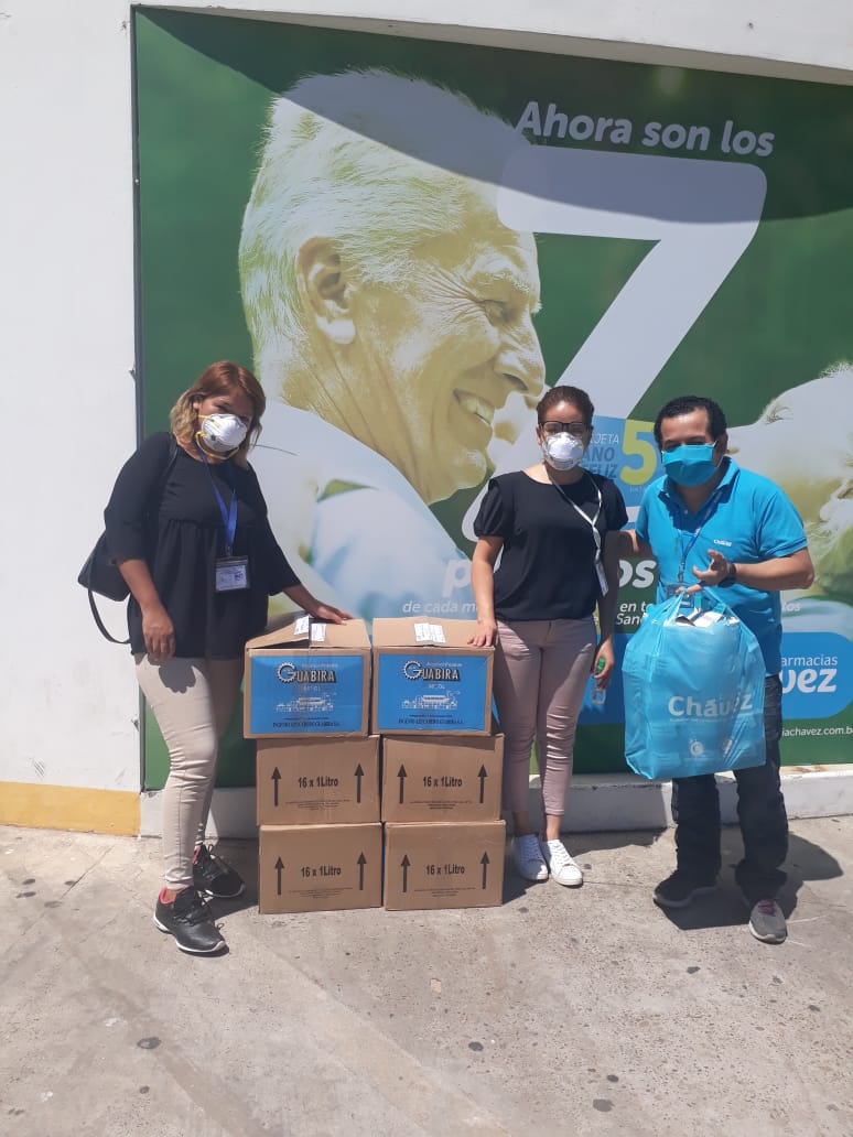 Farmacias Chávez dona insumos de protección a policías militares y a reclusos de Palmasola