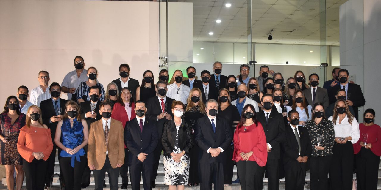 La Universidad Privada de Santa Cruz de la Sierra reconoció a sus graduados titulados en el año 1996 por sus 25 años de ejercicio profesional como graduados UPSA.