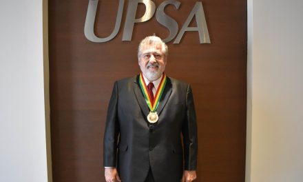 Decano de la UPSA recibió Medalla de Oro del Colegio de Arquitectos de Bolivia.