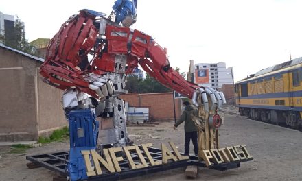 “Optimus Prime”, guardián celoso de la Estación de tren en Potosí.