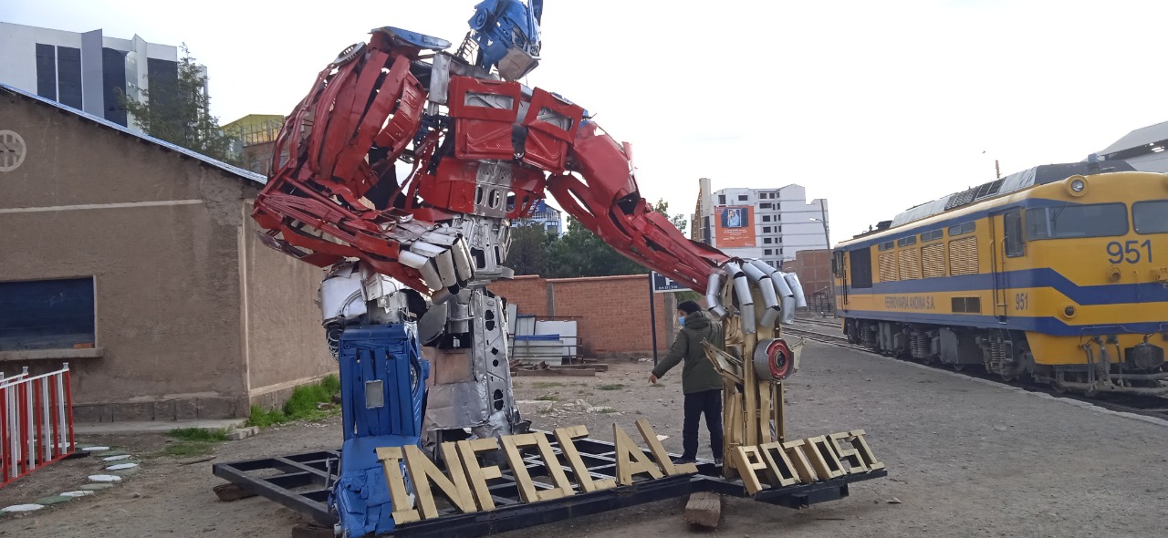“Optimus Prime”, guardián celoso de la Estación de tren en Potosí.