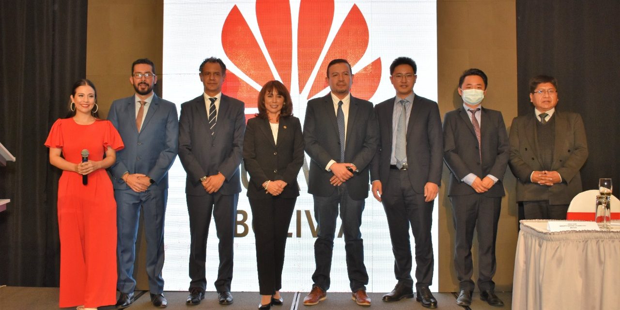 Huawei dona equipos   a cuatro universidades