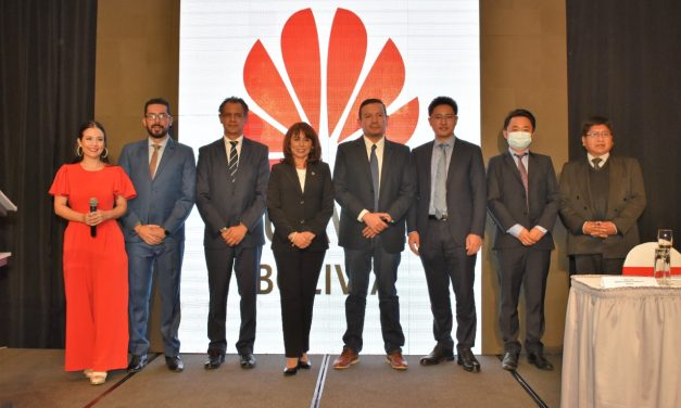 Huawei dona equipos   a cuatro universidades